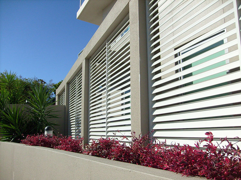 IT PAYS TO DEAL WITH AN EXPERIENCED BLIND AND AWNING COMPANY