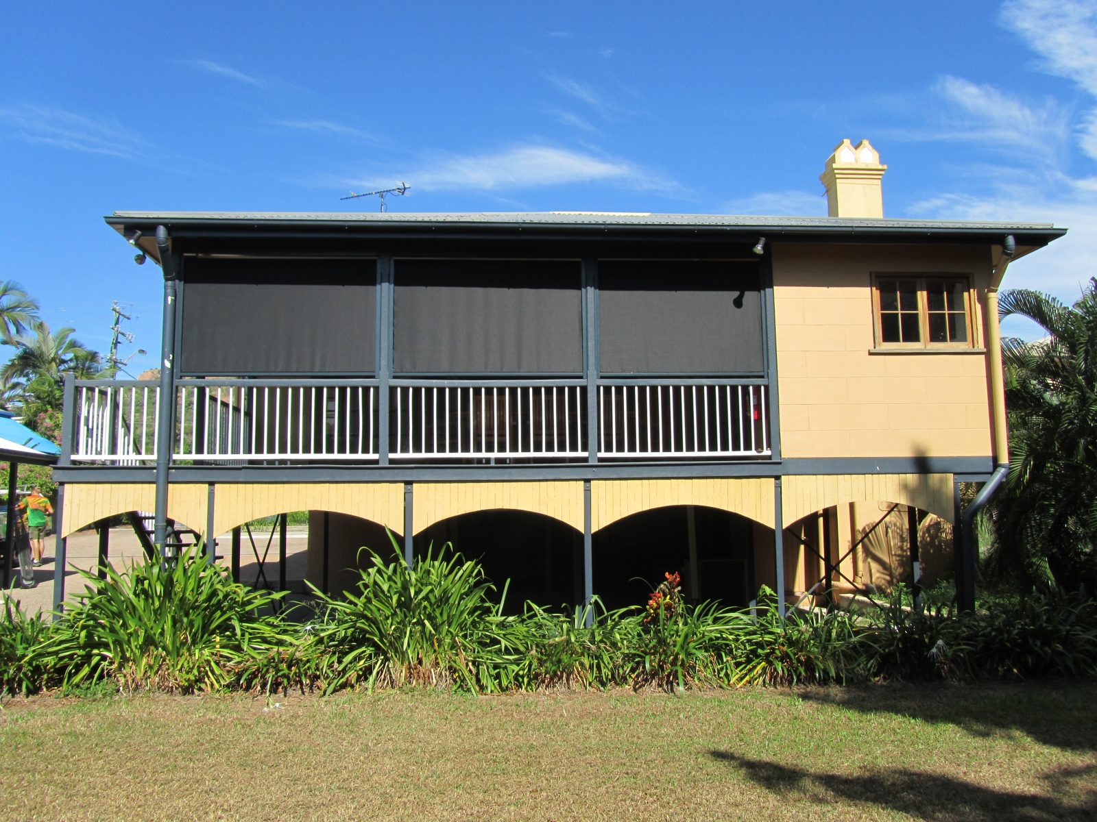 OPEN UP YOUR PATIO WITH FABRIC ROLL UP PATIO BLINDS
