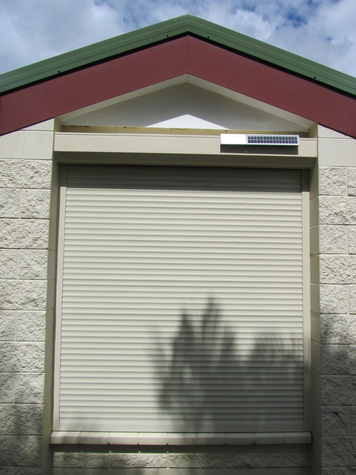BATTERY MOTORISATION INCLUDING SOLAR POWERED