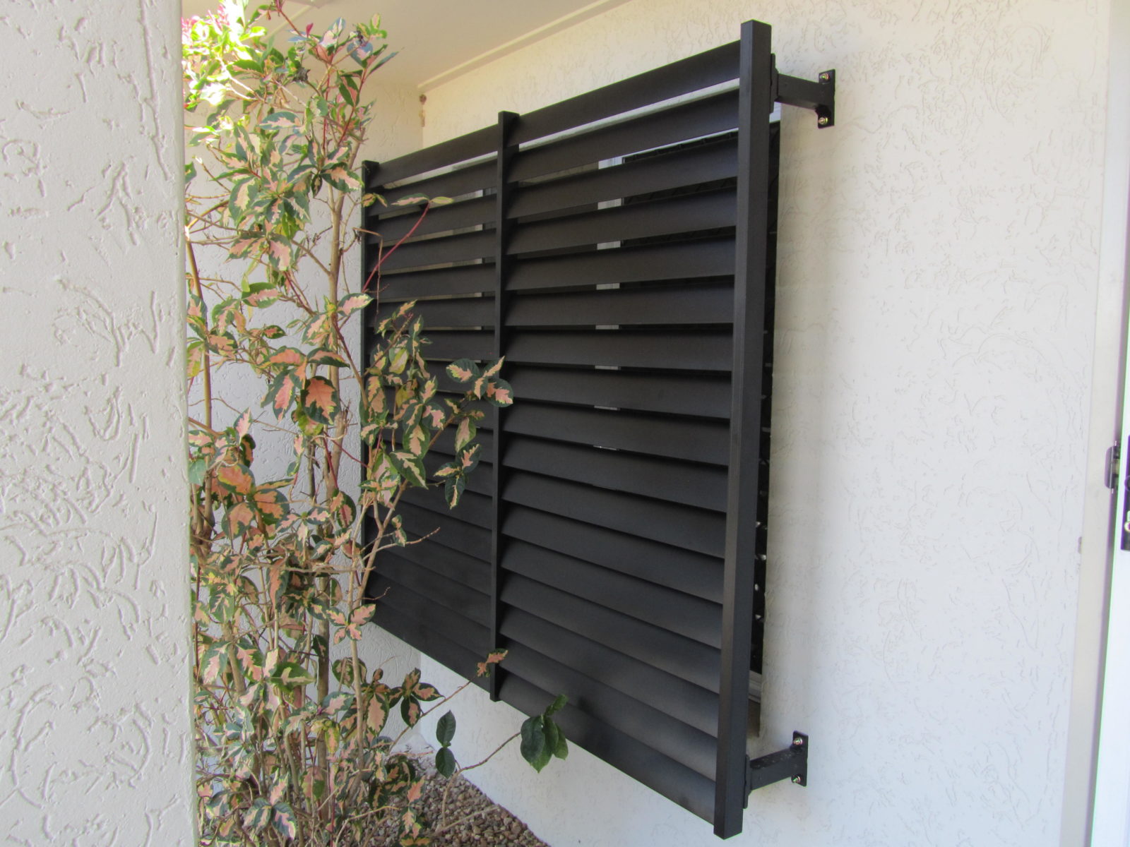 FIXED AEROFOIL SCREENS